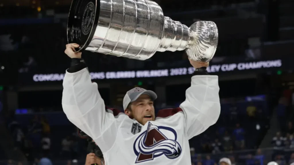 Jun 26, 2022; Tampa, Florida, USA; Colorado Avalanche goaltender Darcy Kuemper (35) celebrates with the Stanley Cup after the Avalanche game against the Tampa Bay Lightning in game six of the 2022 Stanley Cup Final at Amalie Arena. Mandatory Credit: Geoff Burke-USA TODAY Sports /